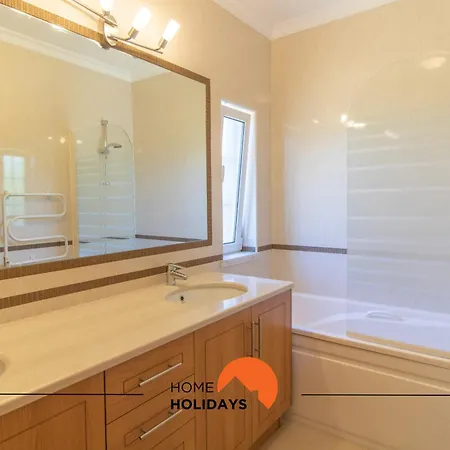Holiday home #297 Moderna V3 Com Piscina By Holidays *