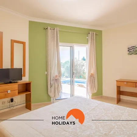 Holiday home #297 Moderna V3 Com Piscina By Holidays *